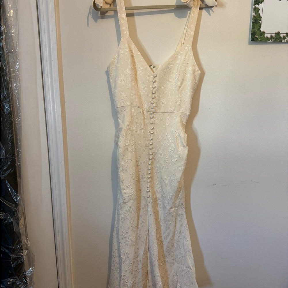 MOTF Cream Button-Front Wedding Dress
